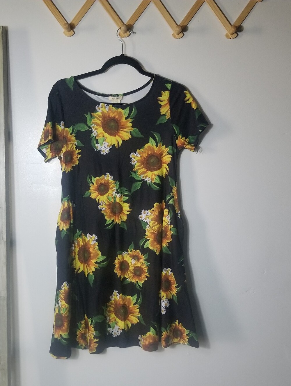 NWT YELETE WOMEN'S BLACK SUNFLOWER SHORT SLEEVE DRESS SIZE MEDIUM